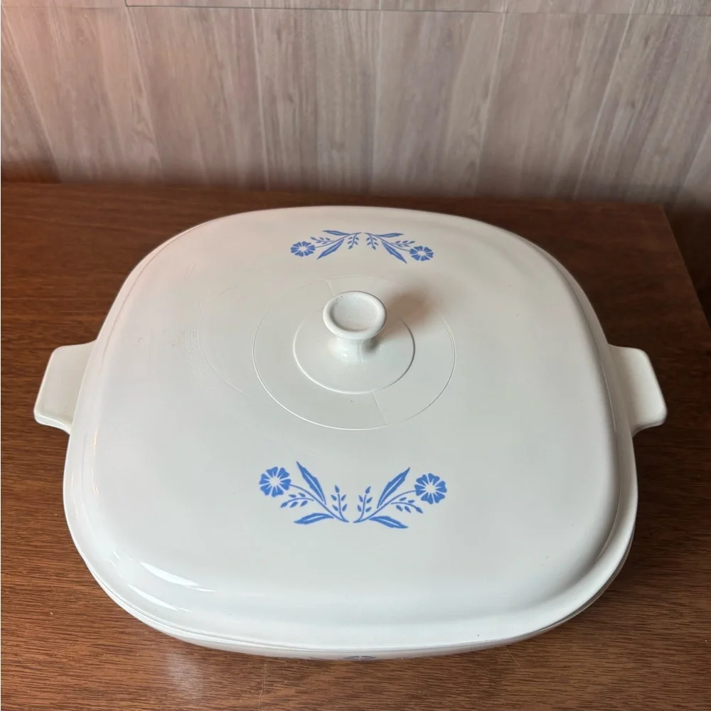 Corningware Pyroeeam Cornflower Blue Covered Casserole Blue Floral Rare B-10